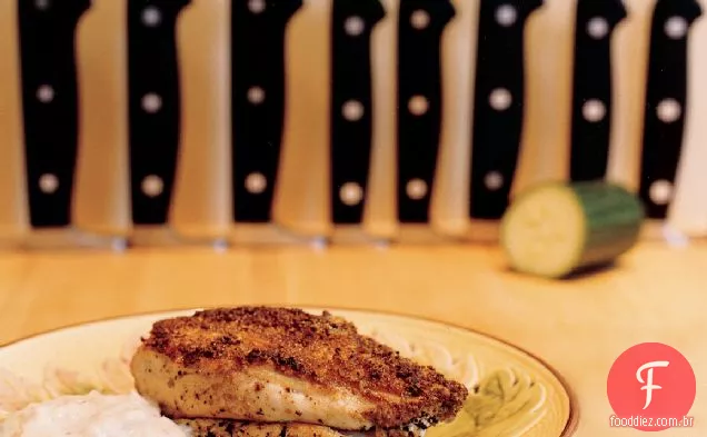 Peitos de frango com crosta de especiarias com Raita de limão e pepino