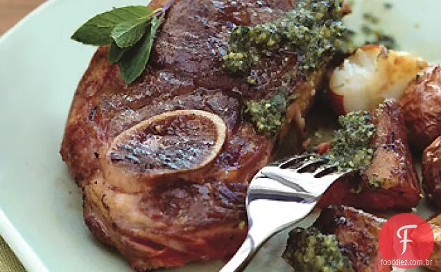 Cordeiro grelhado com pesto de noz-menta