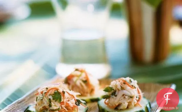 Salada de caranguejo em rodadas de pepino
