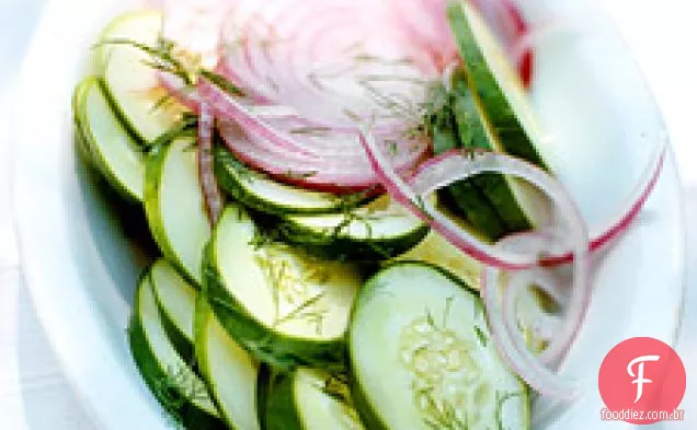 Salada em conserva rápida de pepino e cebola roxa