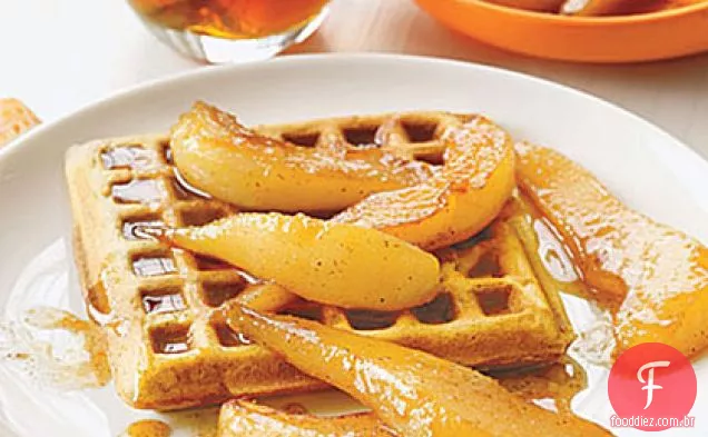 Waffles temperados com peras salteadas