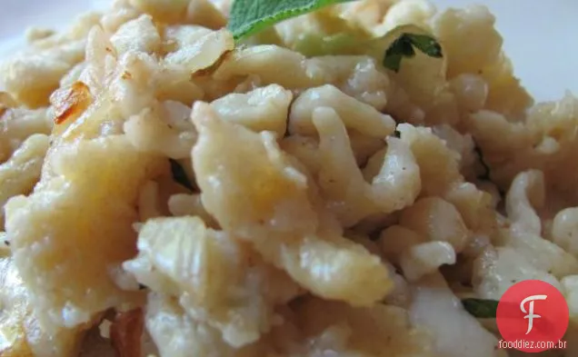 Spaetzle em manteiga marrom sálvia