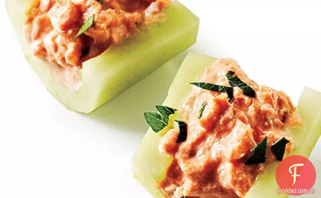 Salmão fumado em barcos de pepino