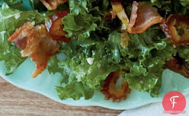Salada de couve desfiada com Bacon e tâmaras