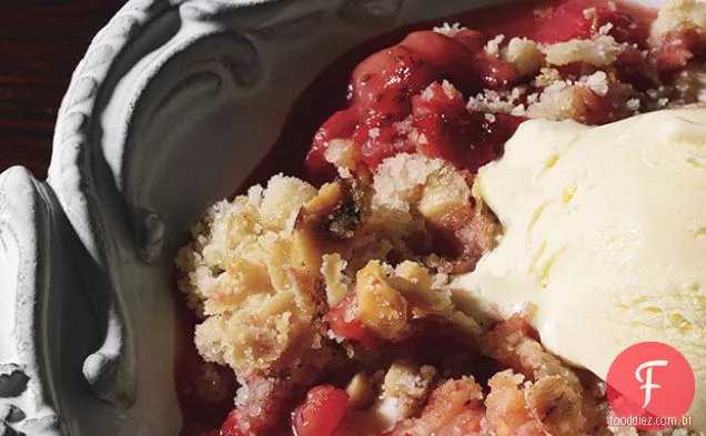 Crumble de morango e ruibarbo