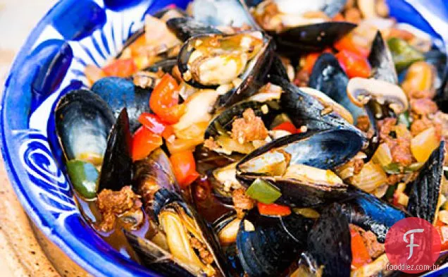 Mexilhões mexicanos com salsicha, cogumelos e Chiles