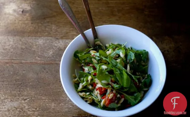 Salada Risoni Com Foguete Para Bebê E Tomate Cereja Assado