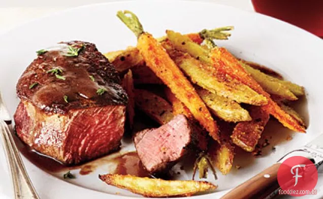 Filetes de carne com molho de vinho tinto e batatas fritas vegetarianas assadas