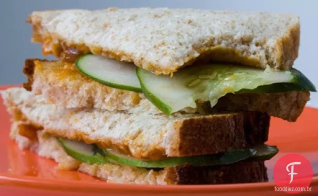 Rosa salgado pepino PB &J sanduíche