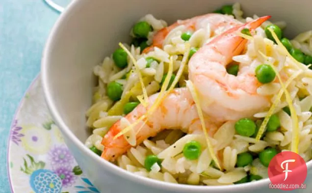 Orzo com camarão e ervilhas minúsculas