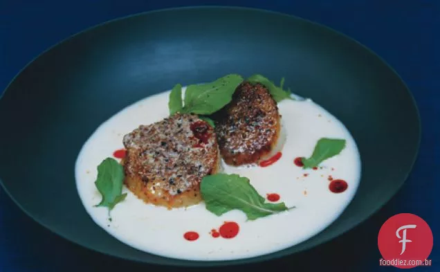 Vieiras esfregadas com churrasco com Sopa cremosa de chucrute