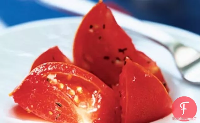 Tomates marinados com limão e verão salgados