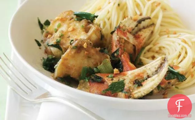 Caranguejo picante ao estilo vietnamita com macarrão de alho
