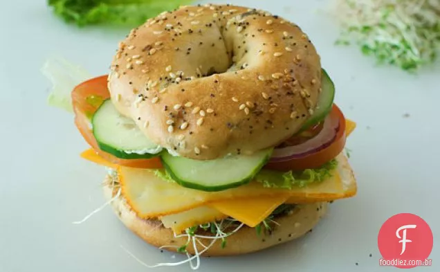 Sanduíche De Bagel Vegetariano E Queijo