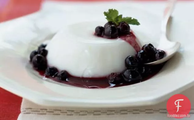 Limão-leitelho Panna Cotta com molho de mirtilo