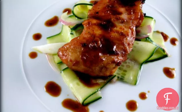 Ketchup - frango para churrasco menos picante com Cukes marinados e cebolas
