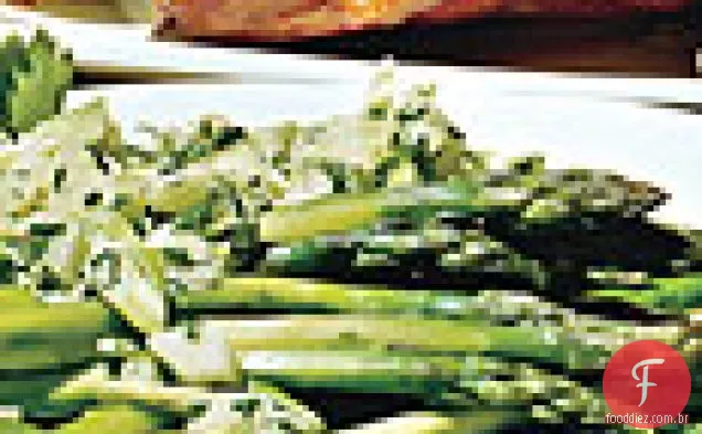 Espargos, cebola verde, pepino e salada de ervas