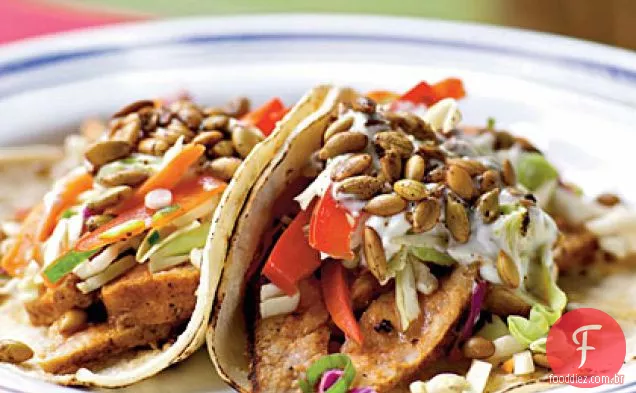 Tacos de porco com Slaw e pepitas picantes
