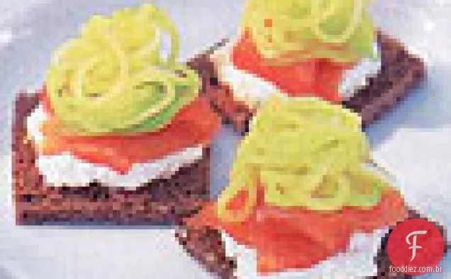 Quadrados de salmão defumado e pepino