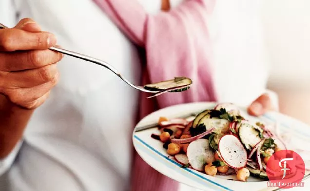 Salada de grão de bico marinado com rabanetes e pepino
