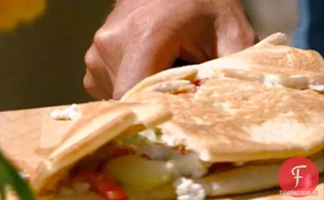 Hummus Piadine com salada de pepino e queijo Feta