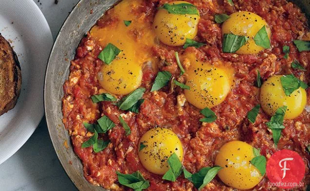 Ovos com tomate na torrada