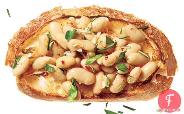 Feijão Garlicky em torradas