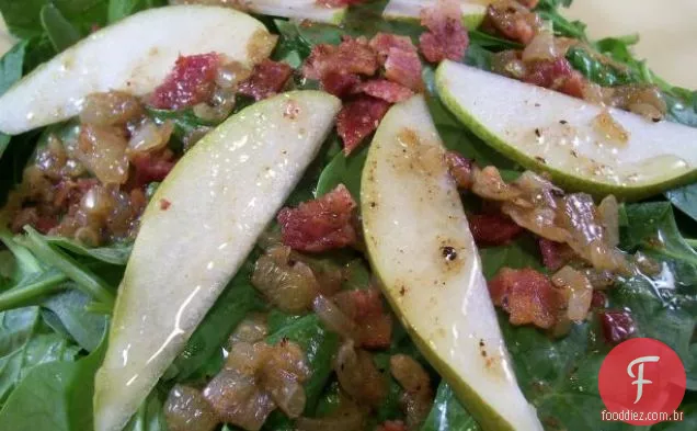 Salada quente de espinafre e pêra com molho de Bacon