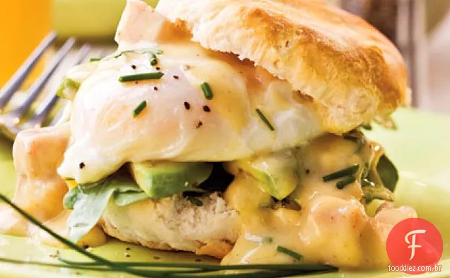 Presunto e ovos picantes Benedict com biscoitos de Cebolinha