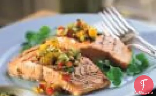 Filetes de salmão grelhado com molho de manga e pepino
