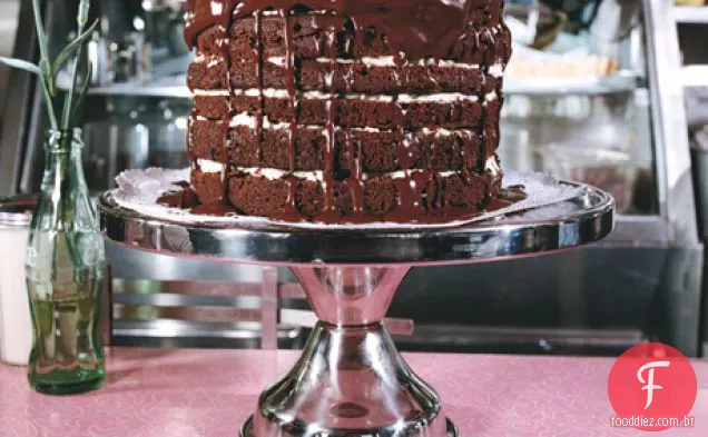 Bolo de chocolate Mile-High com creme de manteiga de baunilha