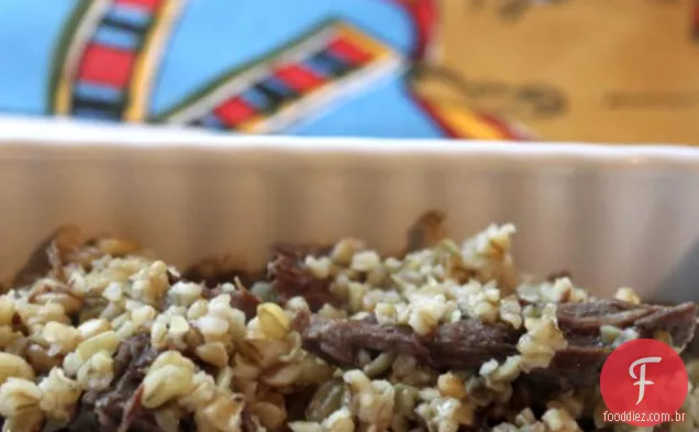 Freekeh e Pilaf de cordeiro alimentado com capim refogado, coberto com torrado P
