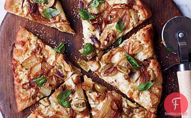Pizza de erva-doce e cebola com azeitonas verdes