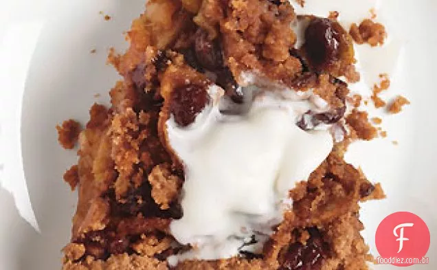 Torta de maçã canela com passas e cobertura de migalhas