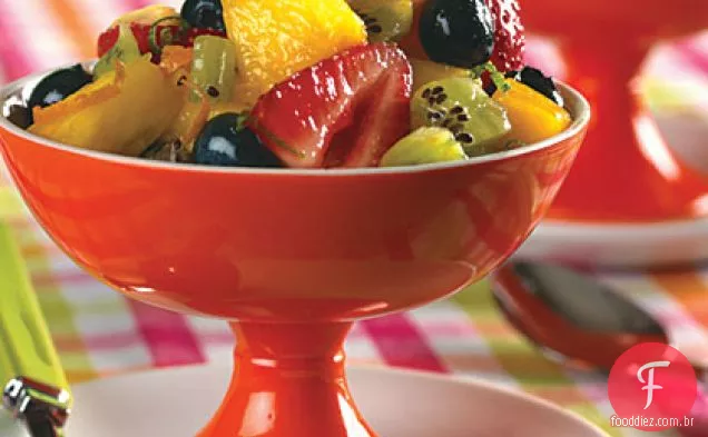 Salada de frutas frescas com cal-xarope de gengibre