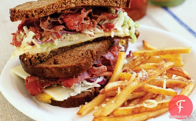 Sanduíches Pastrami Quentes
