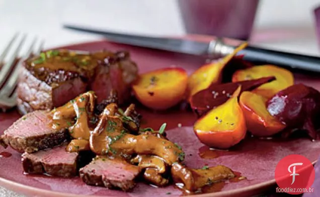 Bisão polvilhado com sumagre com molho Chanterelle e beterraba