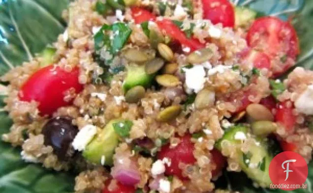 Salada De Quinoa Magra Com Tomate, Cukes, Azeitonas E Ervas