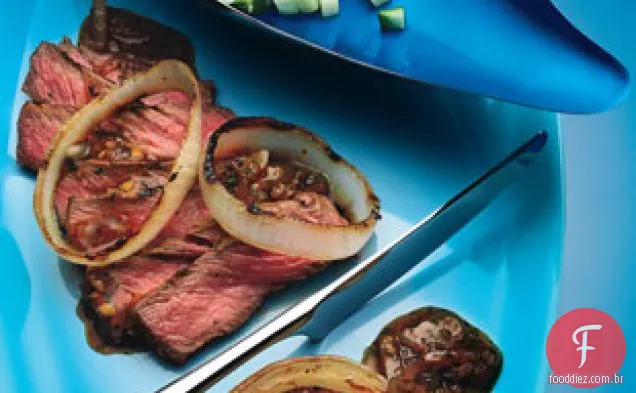 Bife de tira alimentado com grama com molho picante de Hoisin e sabor de pepino