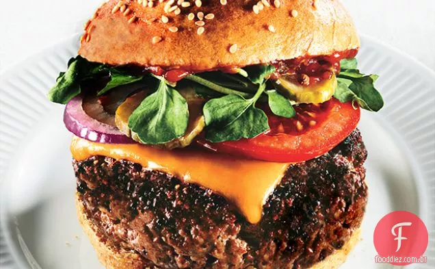 Cheeseburgers de carne tripla com Ketchup temperado e picles de vinagre vermelho