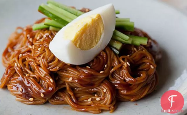 Bibim Nengmyun (macarrão de trigo sarraceno jogado com molho de pimenta)