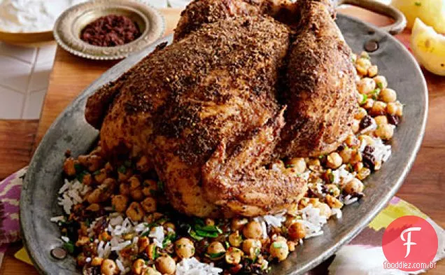 Frango assado com coentro e sumagre com grão de bico e avelãs
