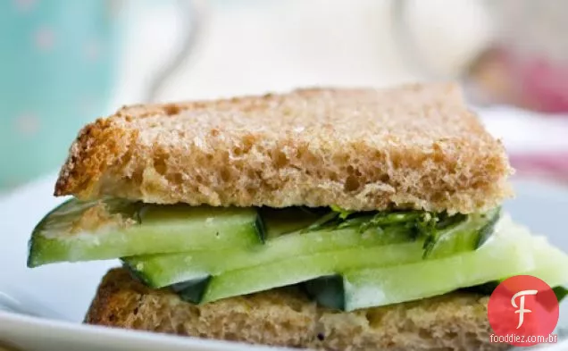 Sanduíches De Chá De Hortelã De Pepino Com Propagação De Wasabi De Bordo