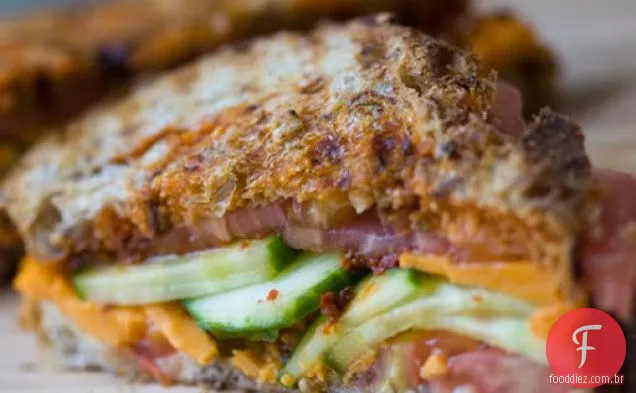 Panini De Fogo E Gelo: Harissa Pepino Cheddar