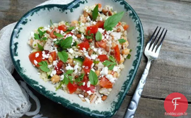 Quinoa Herbada Com Peru, Camarão, Ervilha, Pepino E Queijo Feta