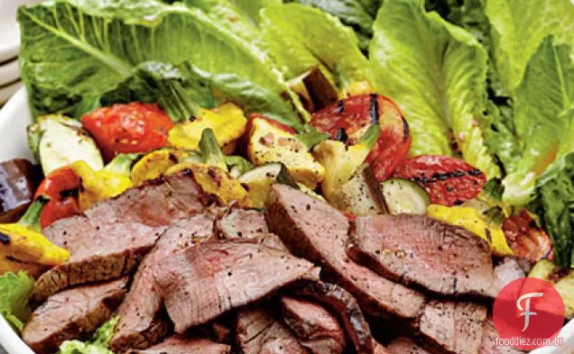 Salada de bife e Ratatouille grelhada com vinagrete de manjericão e alho