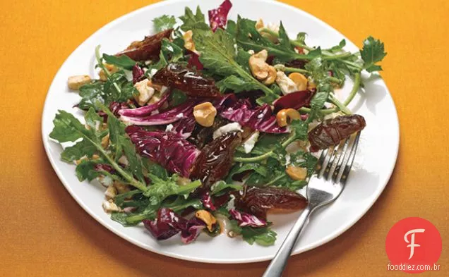 Salada de Radicchio e rúcula com tâmaras, avelãs e queijo Feta