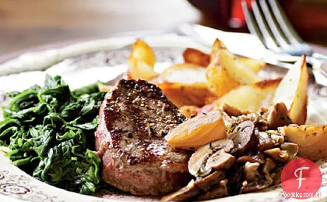 Bifes de lombo de carne alimentados com capim com cogumelos salteados
