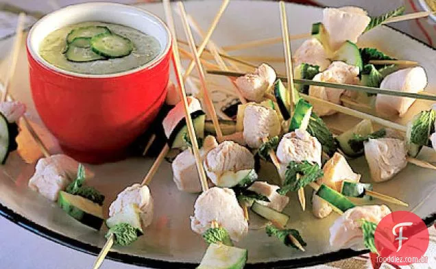 Espetos de frango Celestial, hortelã e pepino com molho de Cebolinha