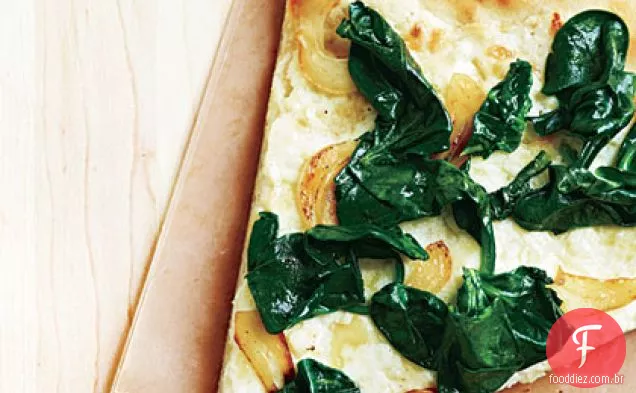 Pizza branca de três queijos com espinafre